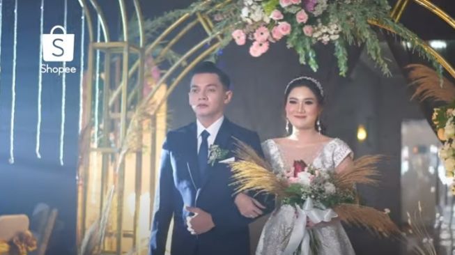 otret Manis Perayaan Pernikahan nella Kharisma dan Dory Harsa saat Shopee Live