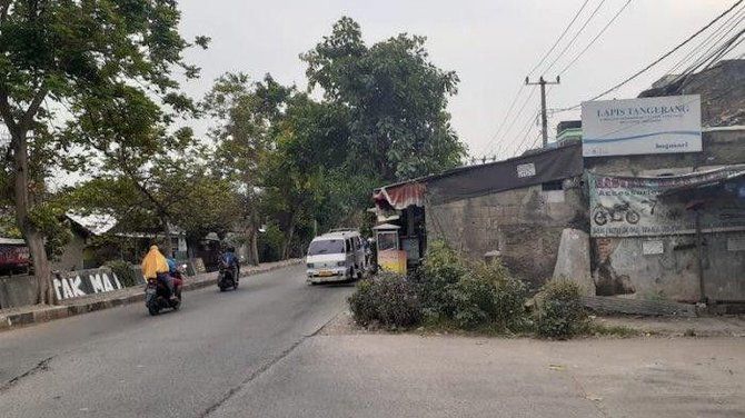 Cerita di Balik Rumah yang Berdiri di Tengah Jalan Tangerang, Sering Tertabrak Mobil
