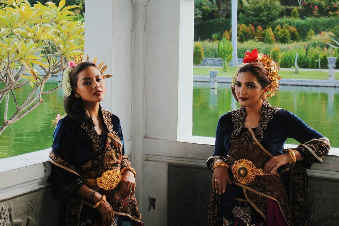 Potret Ashanty dan Aurel Hermansyah dalam balutan busana Bali