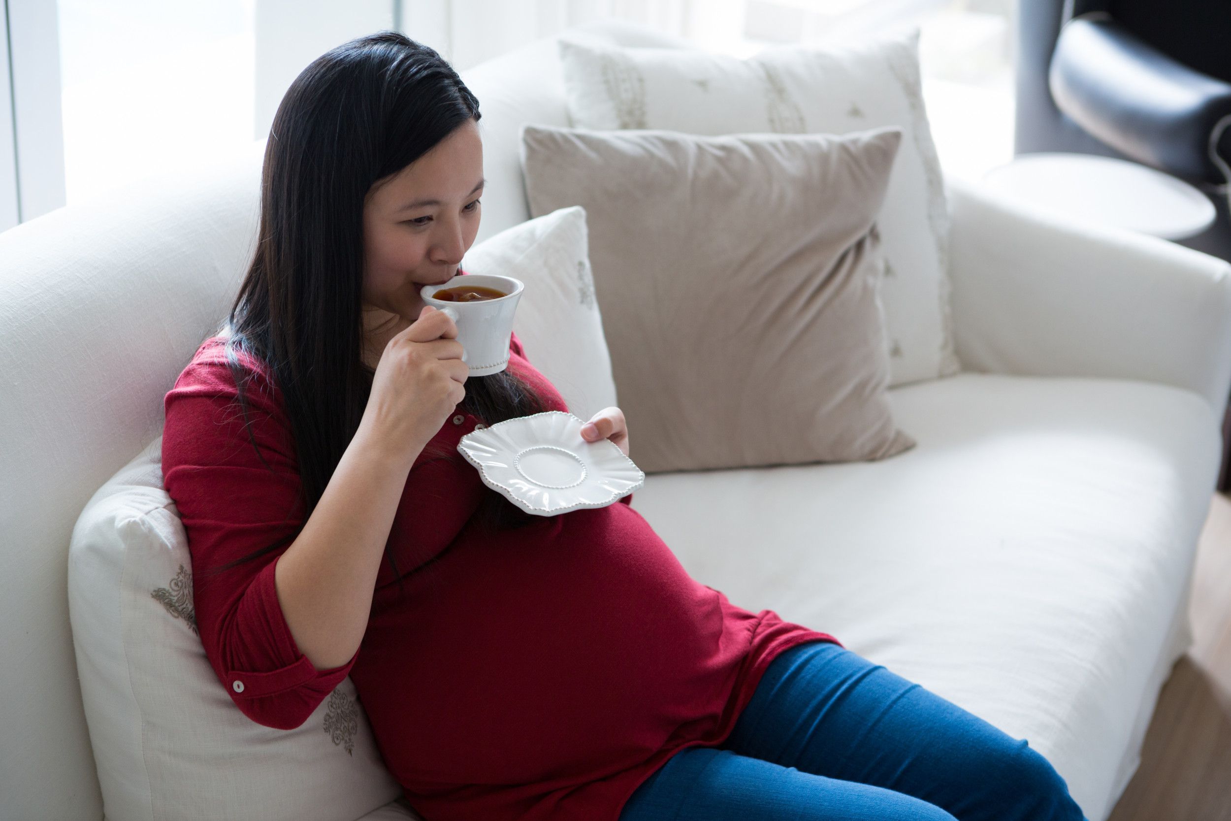 Ilustrasi ibu hamil minum teh