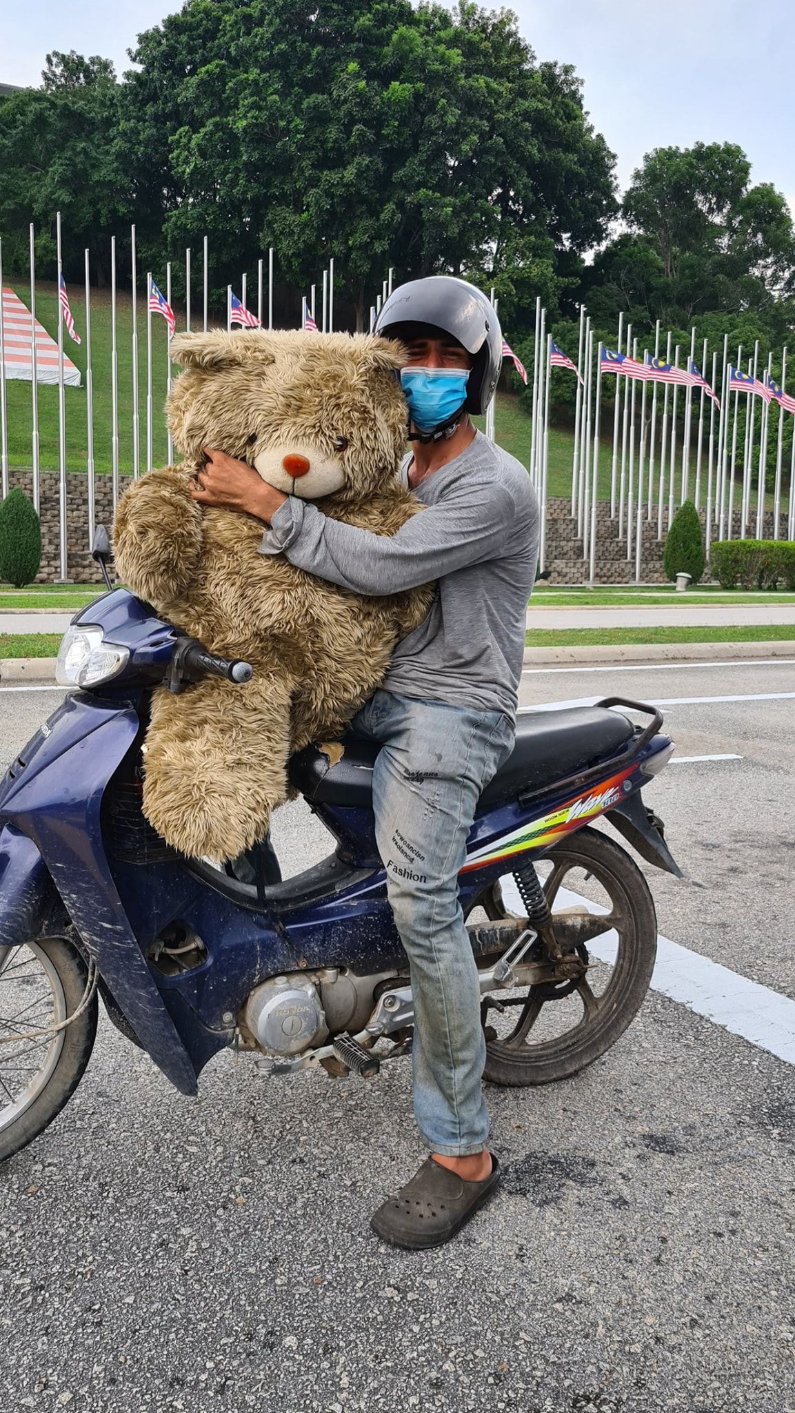 Pria Bawa Boneka Beruang