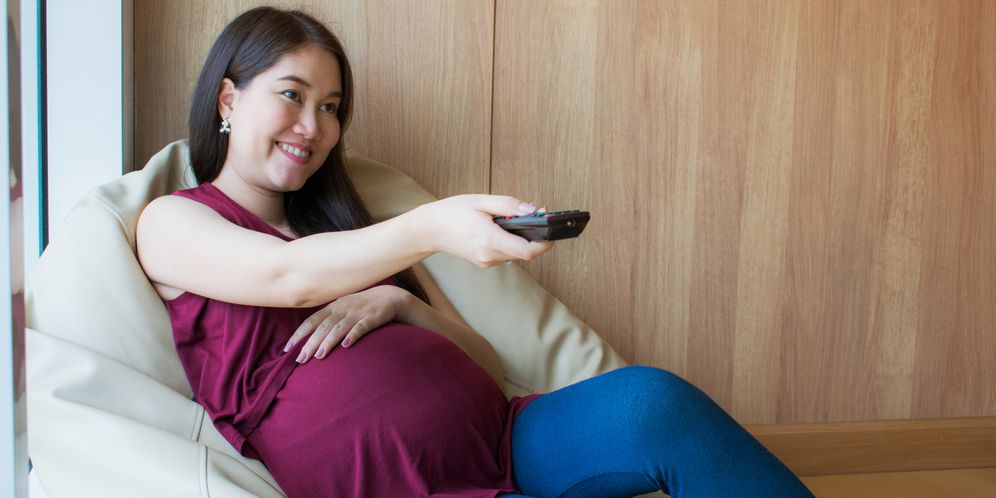 Ilustrasi ibu hamil menonton film