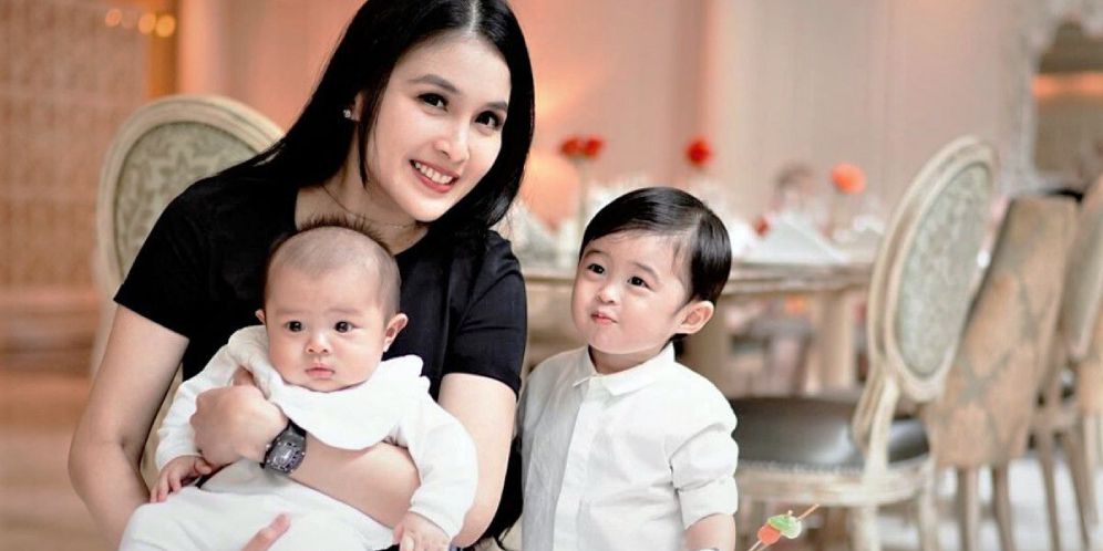 Sandra Dewi dan Anak-Anaknya