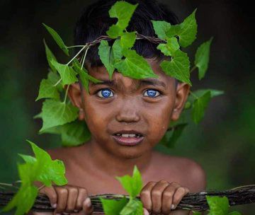 Suku Lingon masyarakat asli Indonesia bermata biru