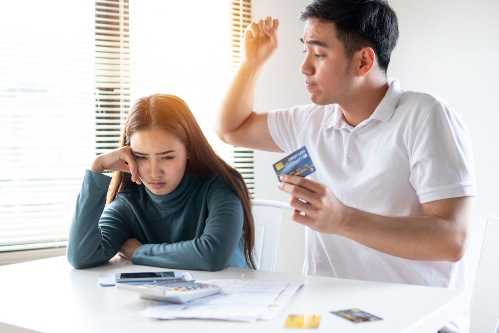 Pasangan Terlalu Mengontrol Keuanganmu? Hati-Hati Bisa Jadi Kamu Terjebak Financial Abuse!