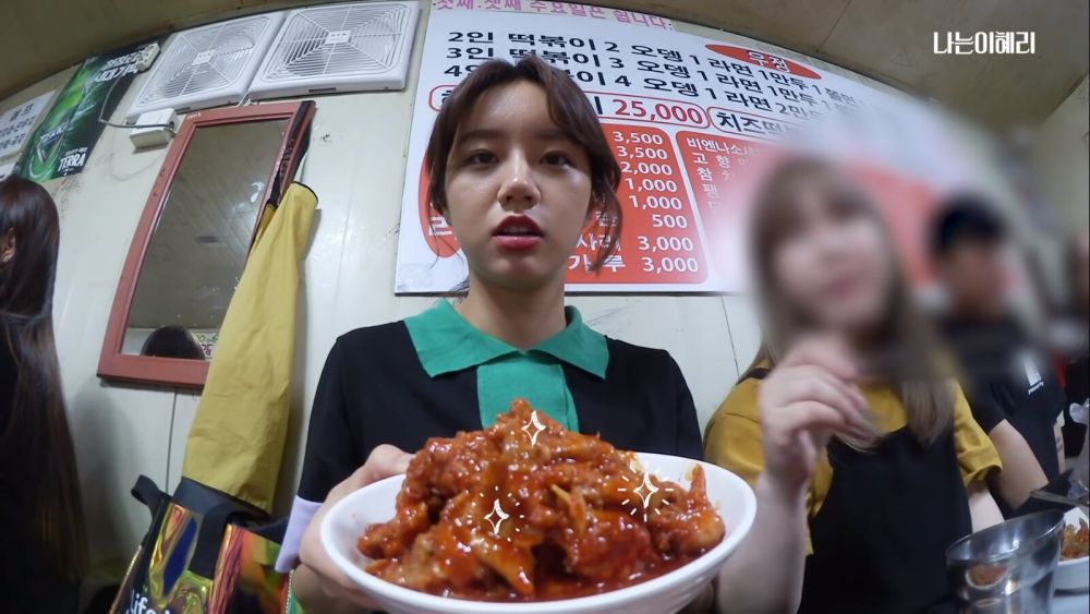 Hyeri Girls Day Makan Ceker Ayam