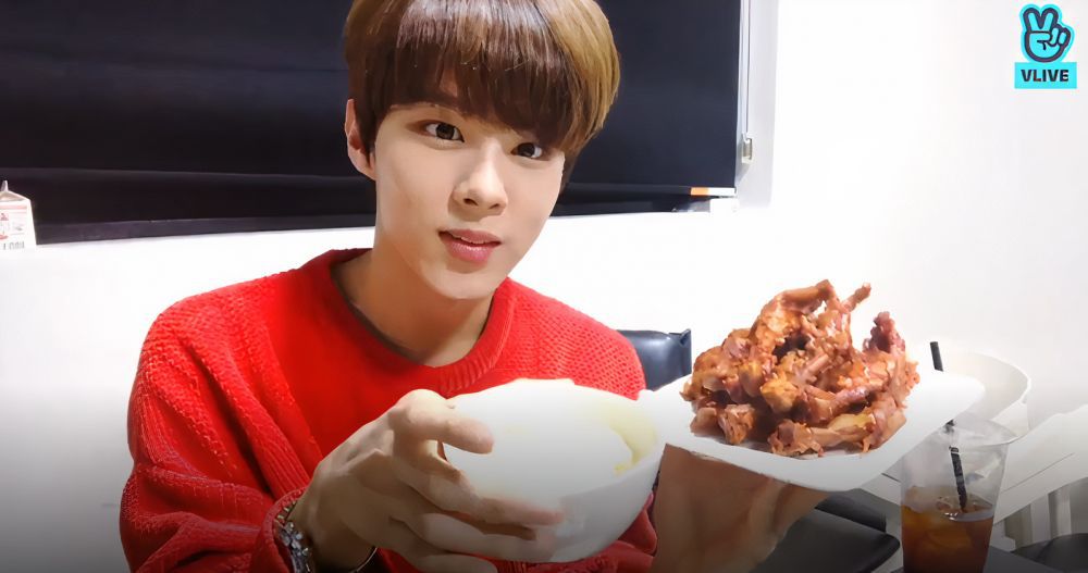 Kim Wooseok Makan Ceker Ayam