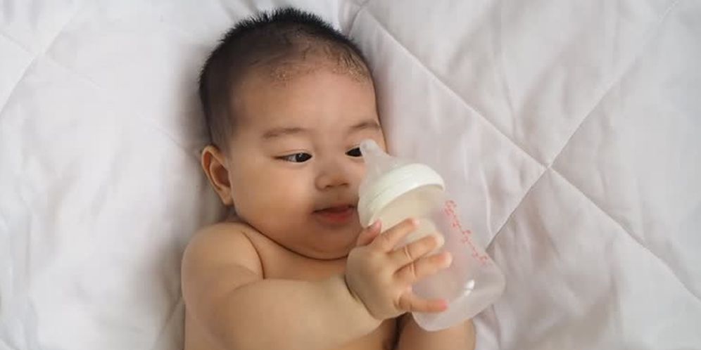 ilustrasi bayi minum susu