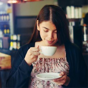 Ilustrasi Wanita Minum Kopi