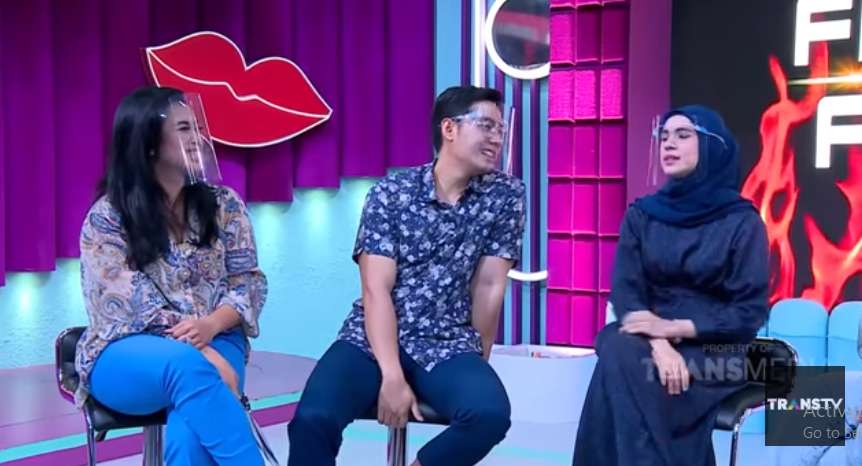 Rizky Kinos dan Nycta Gina dalam acara Rumpi No Secret