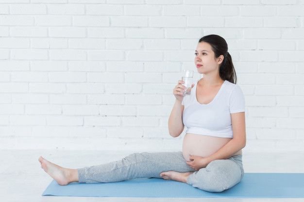 Ilustrasi ibu hamil minum air putih