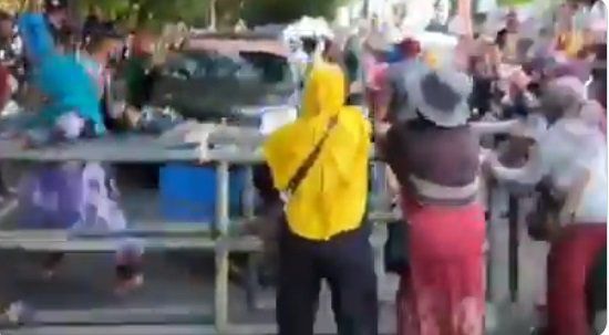 Ibu-Ibu di Ternate Ngamuk ke Aparat Polisi