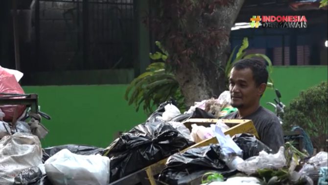 Kisah Guru Honorer Sambi Pemulung Sampah