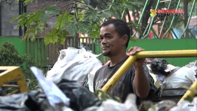 Kisah Guru Honorer Sambi Pemulung Sampah