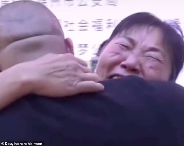 Lei dan Jiang bertemu dengan anaknya setelah 31 tahun berpisah