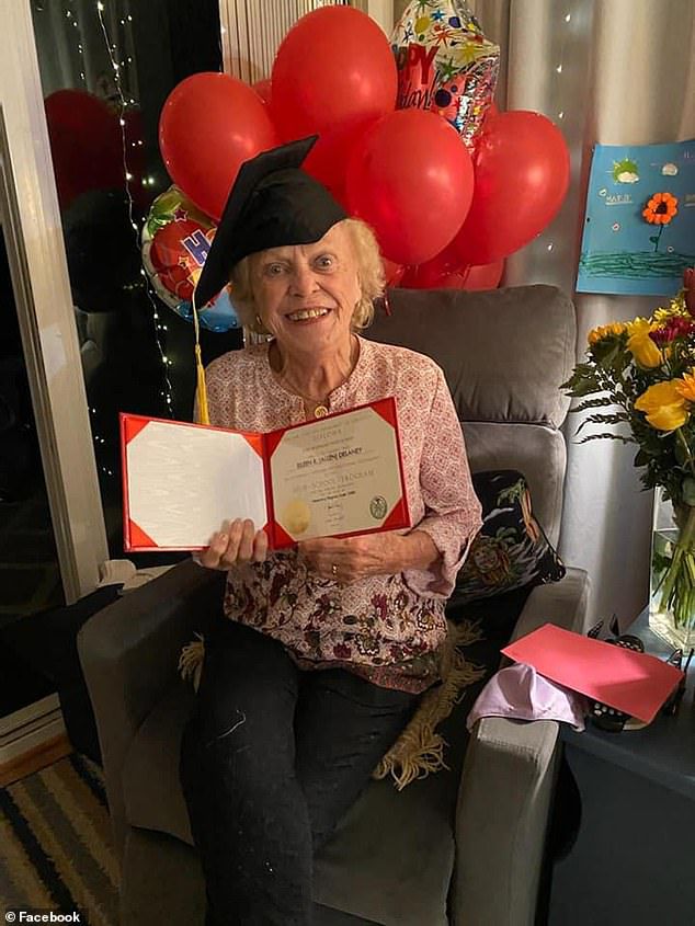 Nenek mendapat ijazah SMA umur 93 tahun