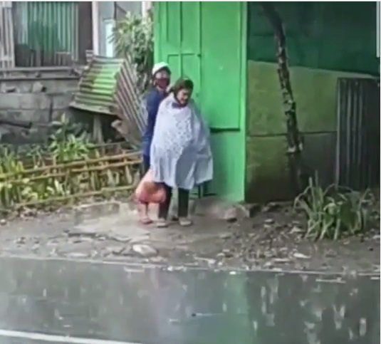 Viral Video Wanita Memukuli Nenek-Nenek Saat Berteduh