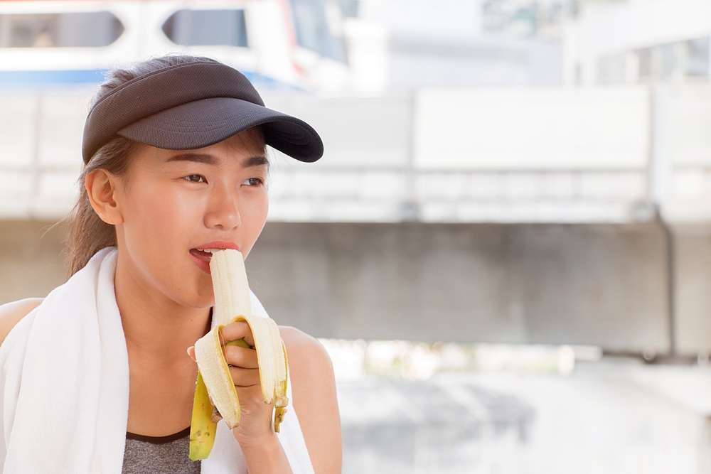 Ilustrasi Wanita Makan Pisang