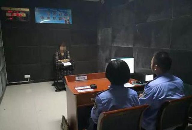 Zhang saat di kantor polisi