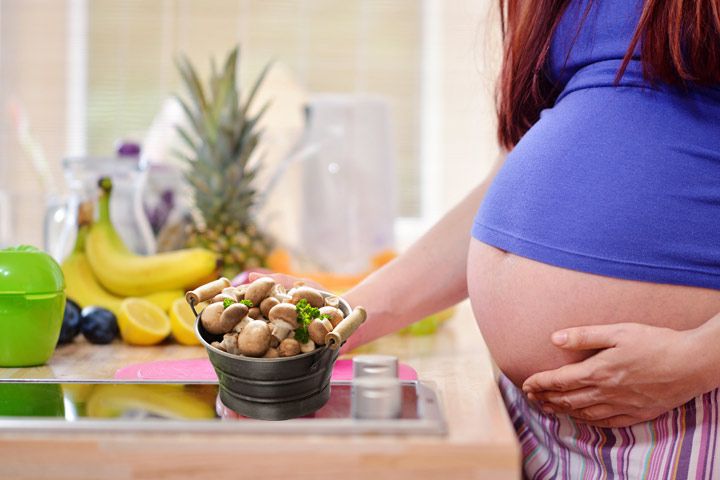 Ilustrasi ibu hamil makan jamur