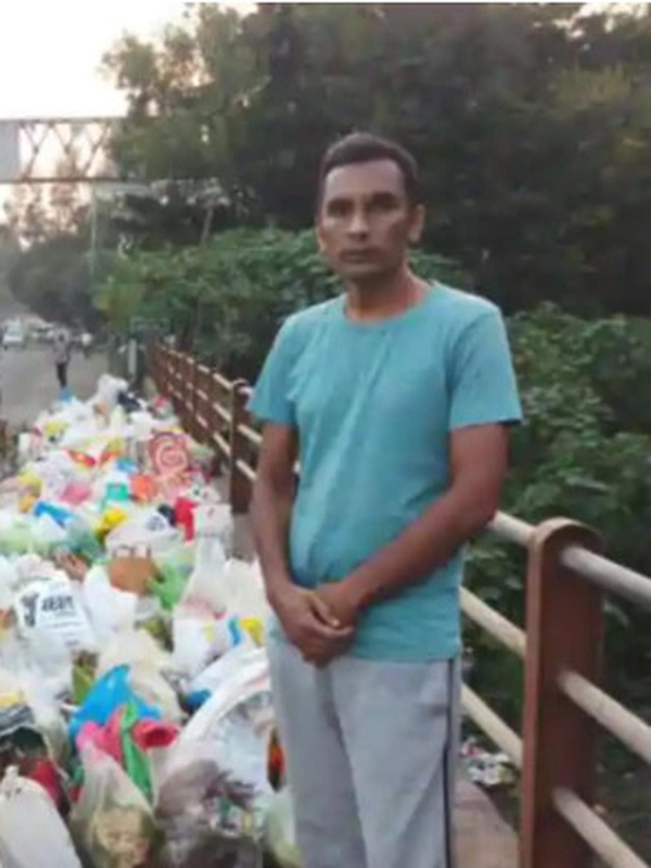 Kesal karena Air Sungai Kotor, Pria Ini Tunggui Pembuang Sampah di Jembatan Seharian Penuh
