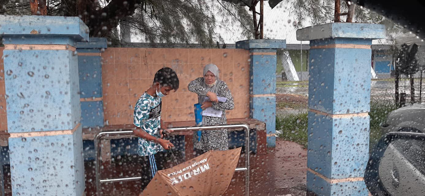 Guru yang Rela Hujan-Hujanan Demi Kasih Modul untuk Muridnya
