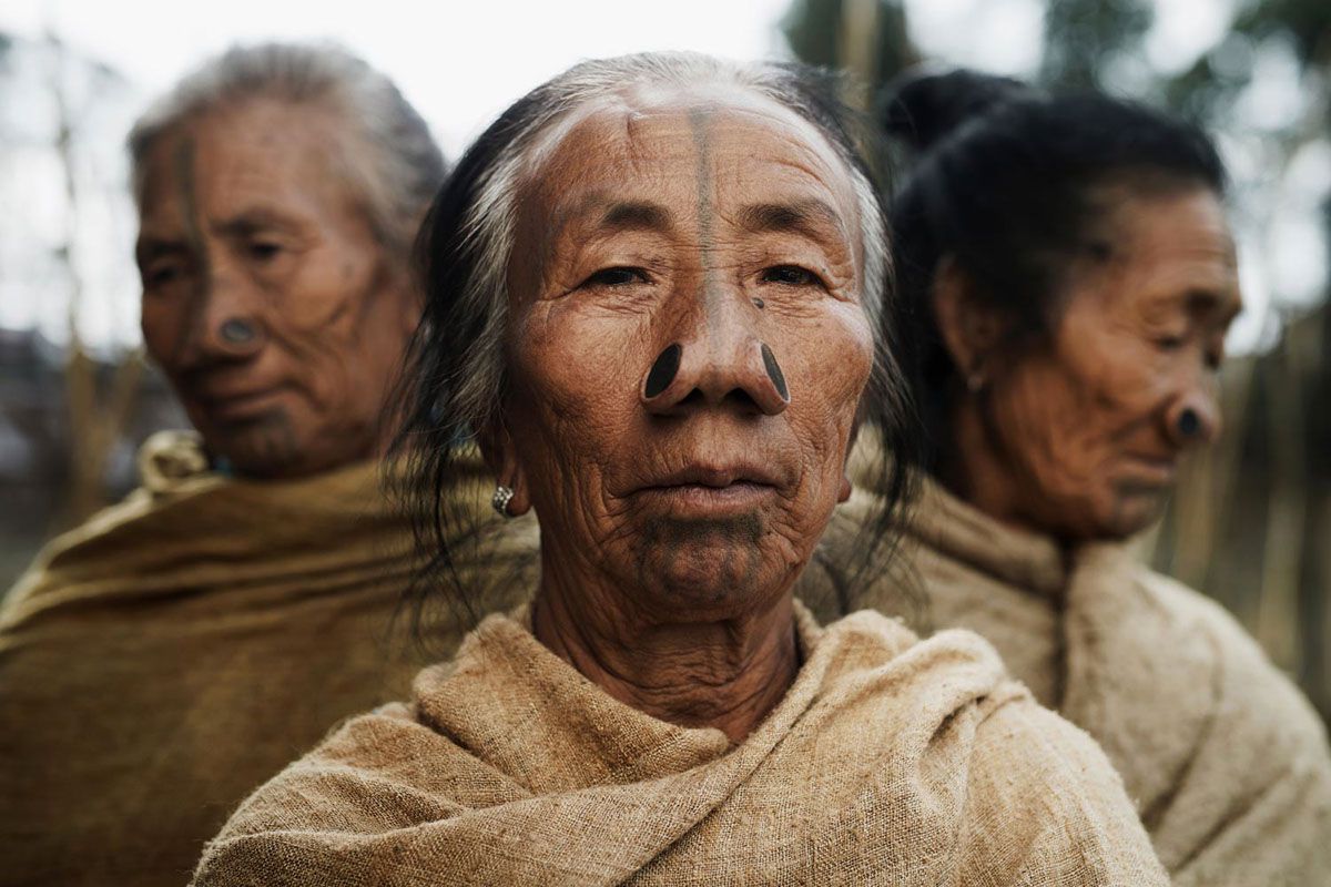Suku Apatani Tradisi Menyumbat Hidung