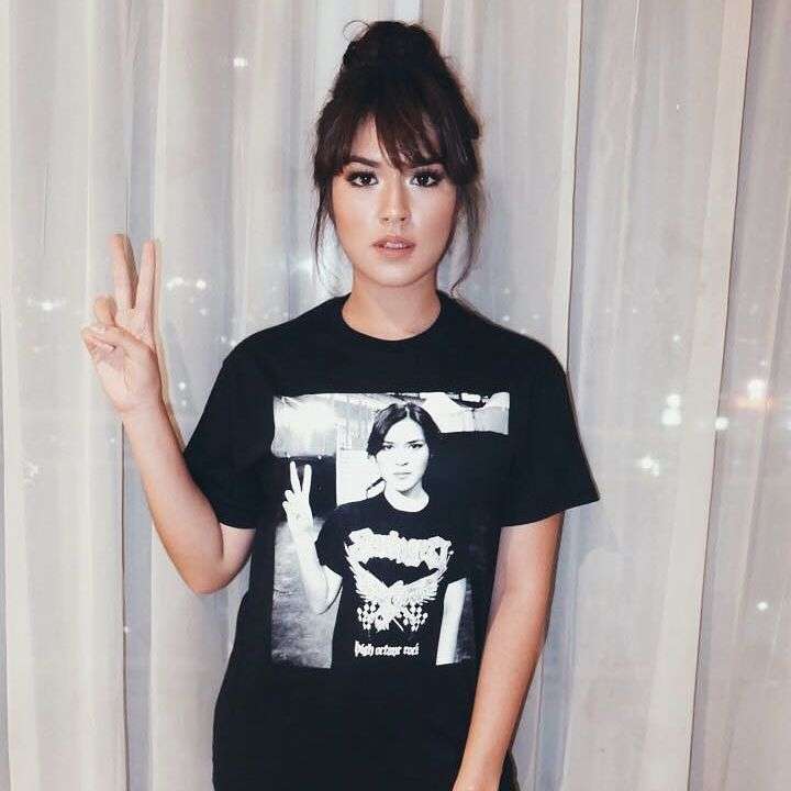 Raisa dengan merchandise SeringaXRaisa