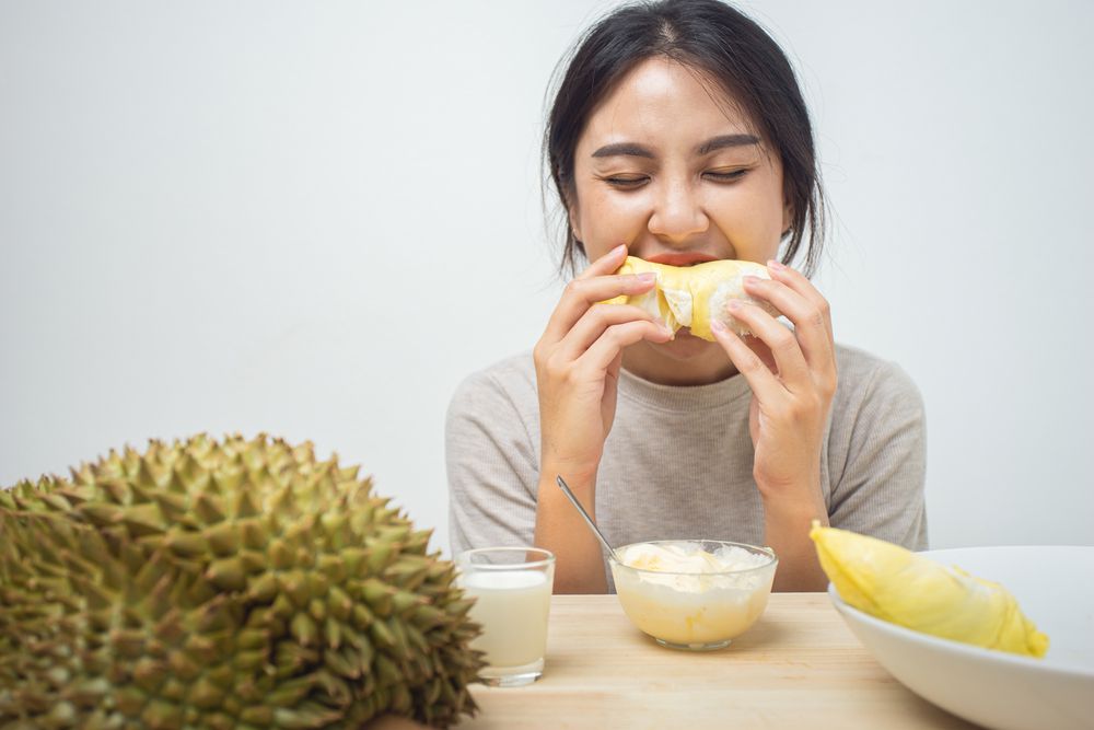 Ilustrasi wanita makan durian