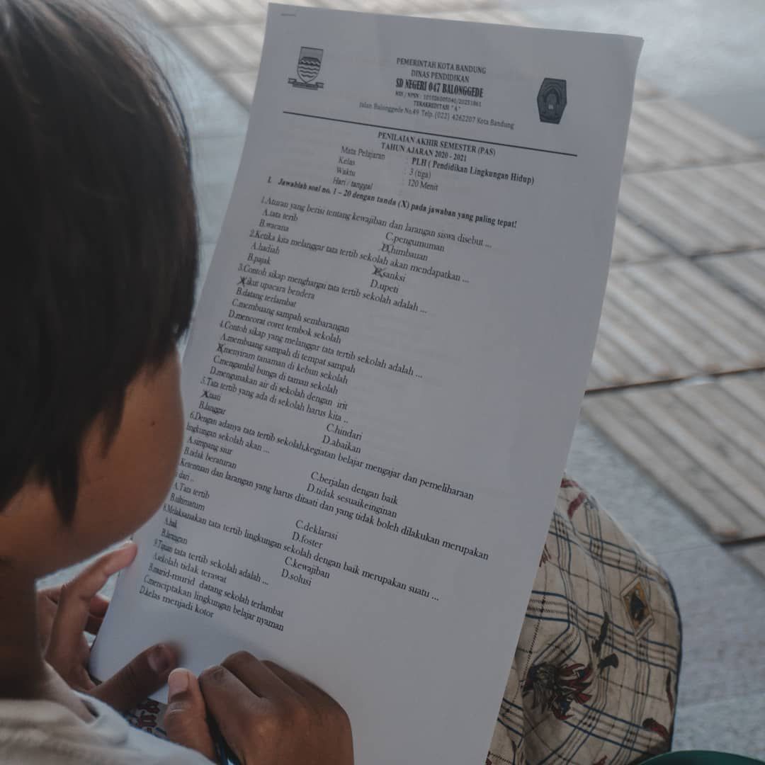 Kisah Anak Pemulug yang Semanga Kerjakan Soal Ujian di Pinggir Jalan