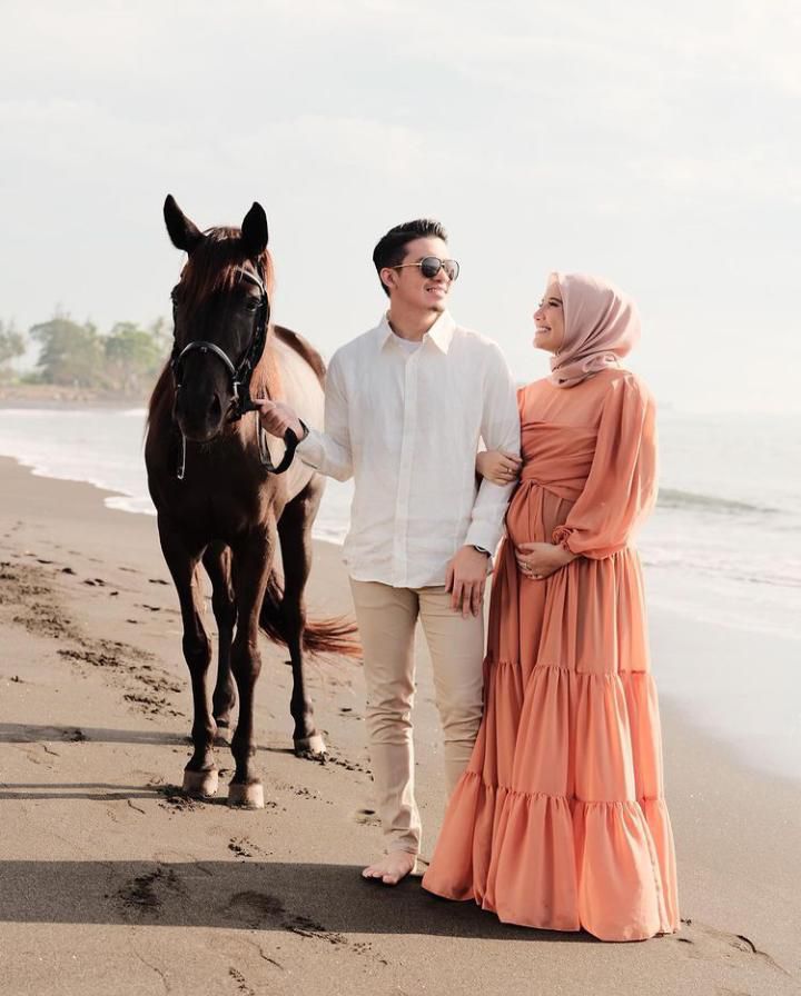 Potret Zaskia Sungkar dan Irwansyah di Bibir Pantai