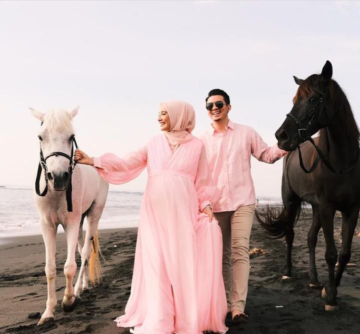 Potret Zaskia Sungkar dan Irwansyah di Bibir Pantai