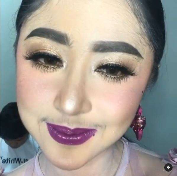 Kumis Dewi Perssik Bikin Netizen Salah Fokus