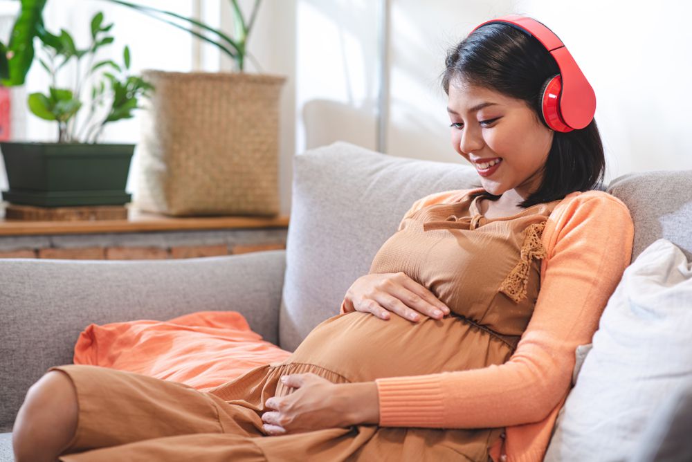 Ilustrasi ibu hamil mendengarkan musik