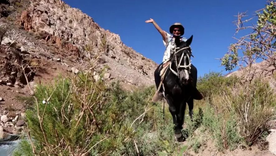 Guru menunggang kuda demi mengajar murid di pegunungan