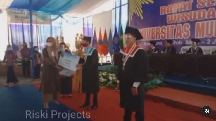 Momen mahasiswa gendong ayahnya saat hadiri wisuda