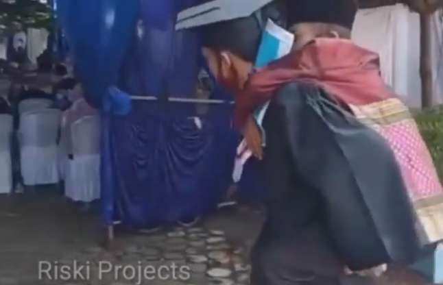 Momen mahasiswa gendong ayahnya saat hadiri wisuda