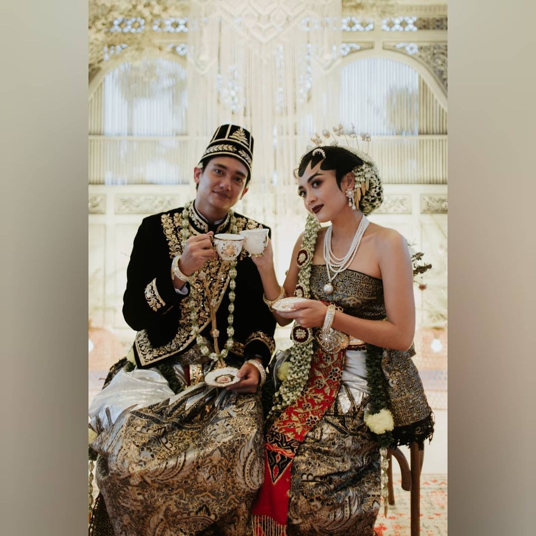 Potret Pernikahan Adipati Dolken dan Canti Tachril dengan Pakaian Adat Jawa