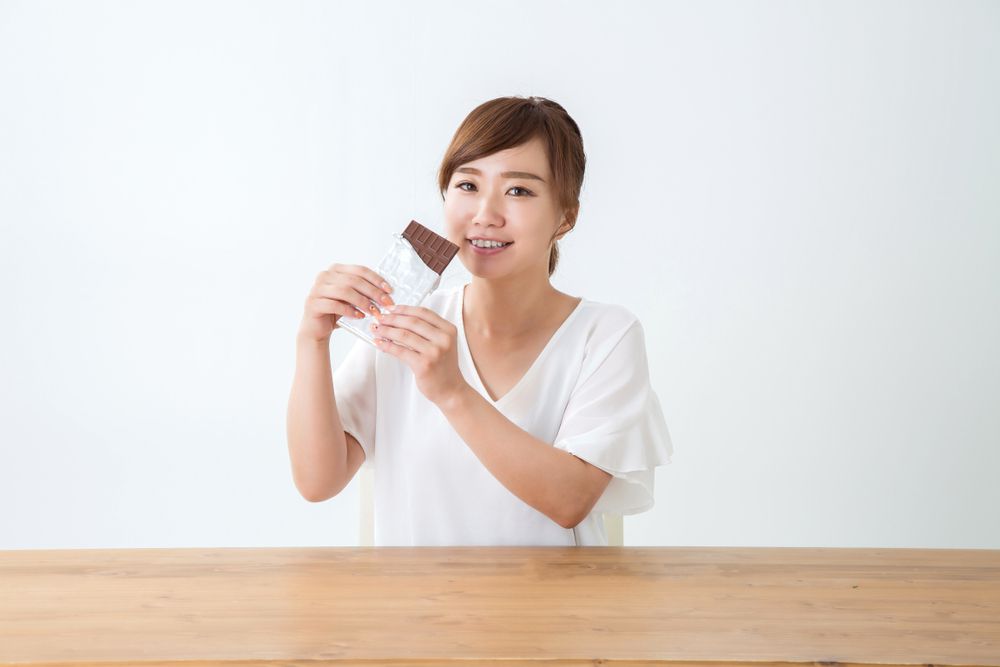 Ilustrasi wanita makan coklat