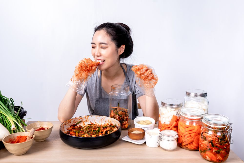 Ilustrasi makan kimchi