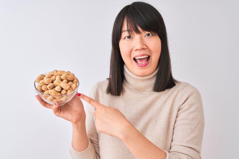 Ilustrasi wanita makan kacang
