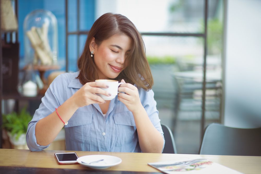 Ilustrasi wanita minum kopi