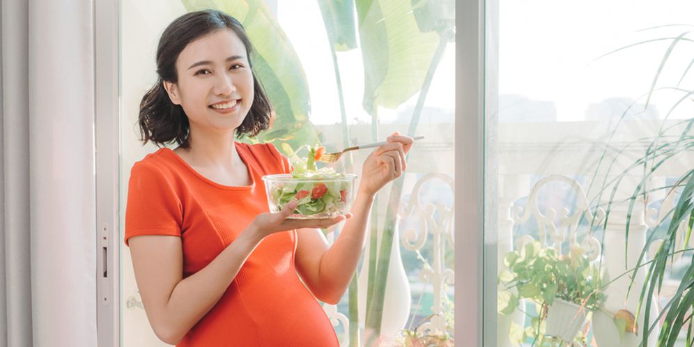 Ilustrasi ibu hamil makan makanan sehat
