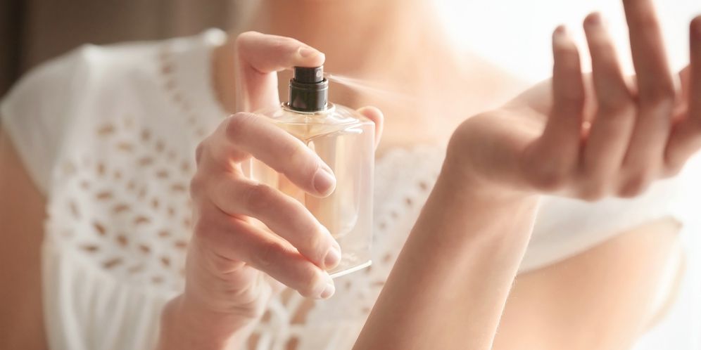Ilustrasi Menyemprotkan Parfum di Titik Nadi