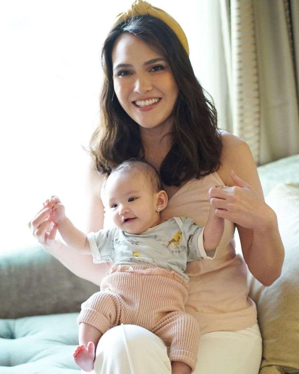 Potret Adu Gaya Momong Anak Shandy Aulia dan Rianti Cartwright