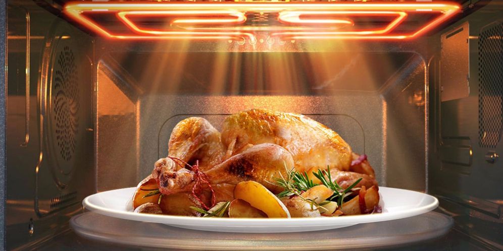 Ilustrasi menghangatkan makanan dengan microwave