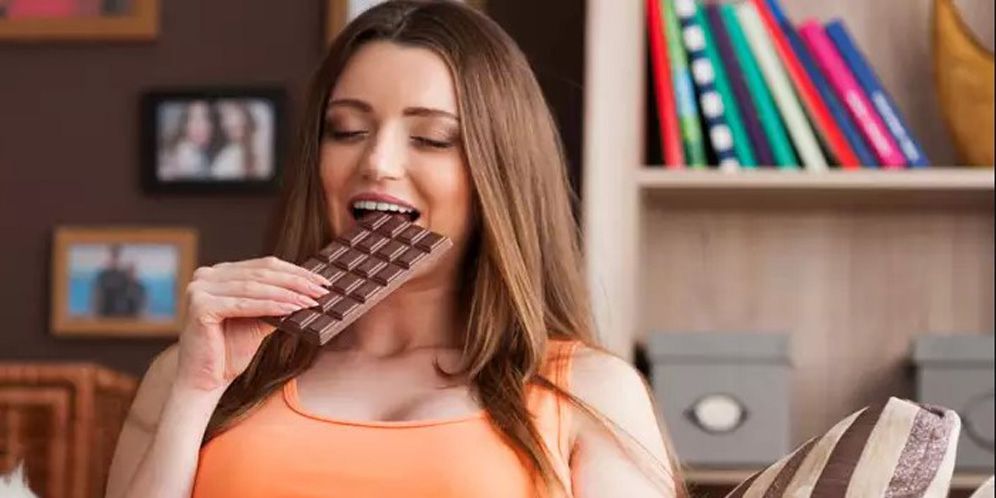Ilustrasi Wanita Makan Cokelat