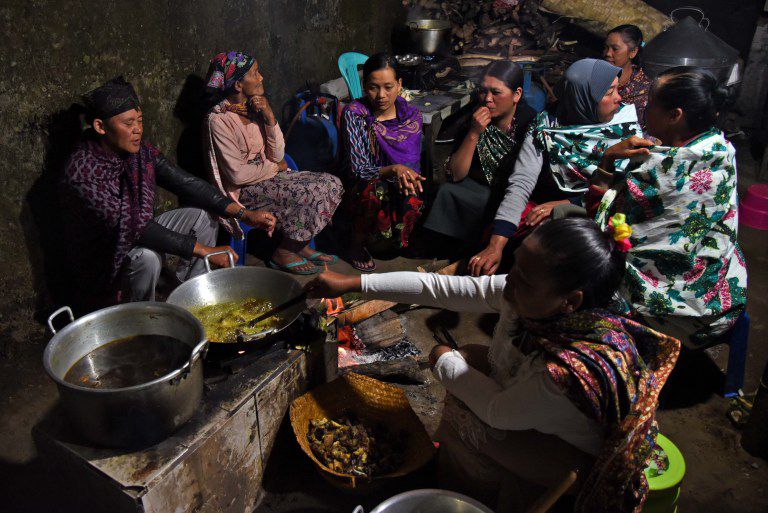 Tradisi Menerima Tamu di Dapur Suku Tengger