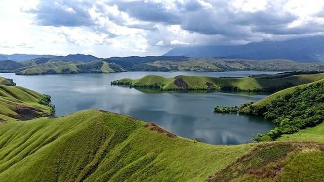 Wisata Papua -  Danau Sentani
