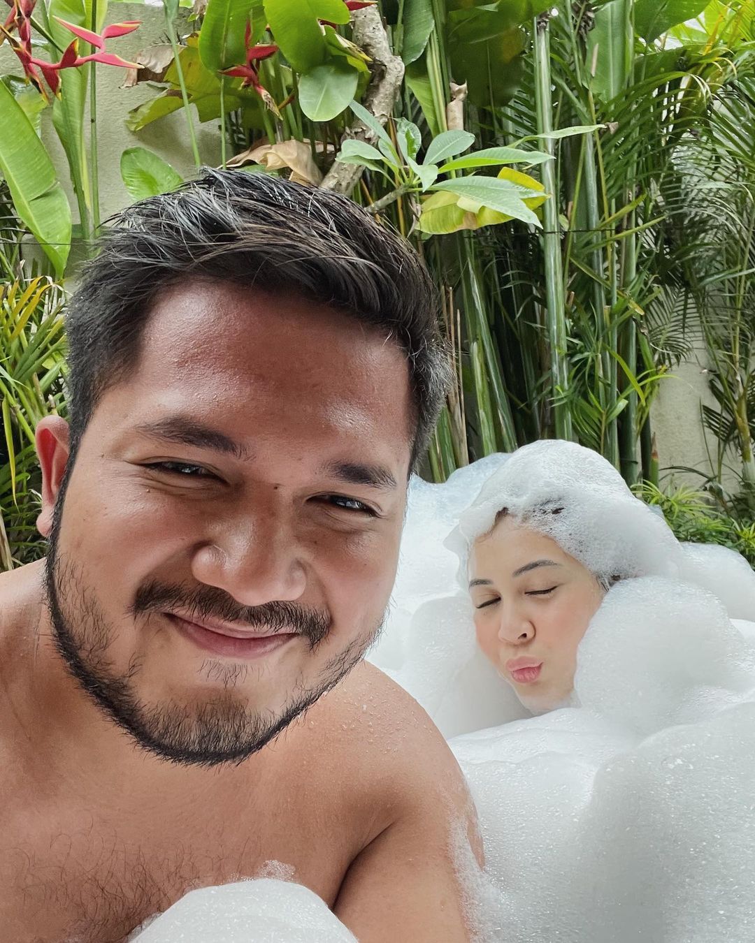 Kesha Ratuliu Pamer Foto Mandi Bareng Suami, Bikin Netizen Ngebet Nikah!